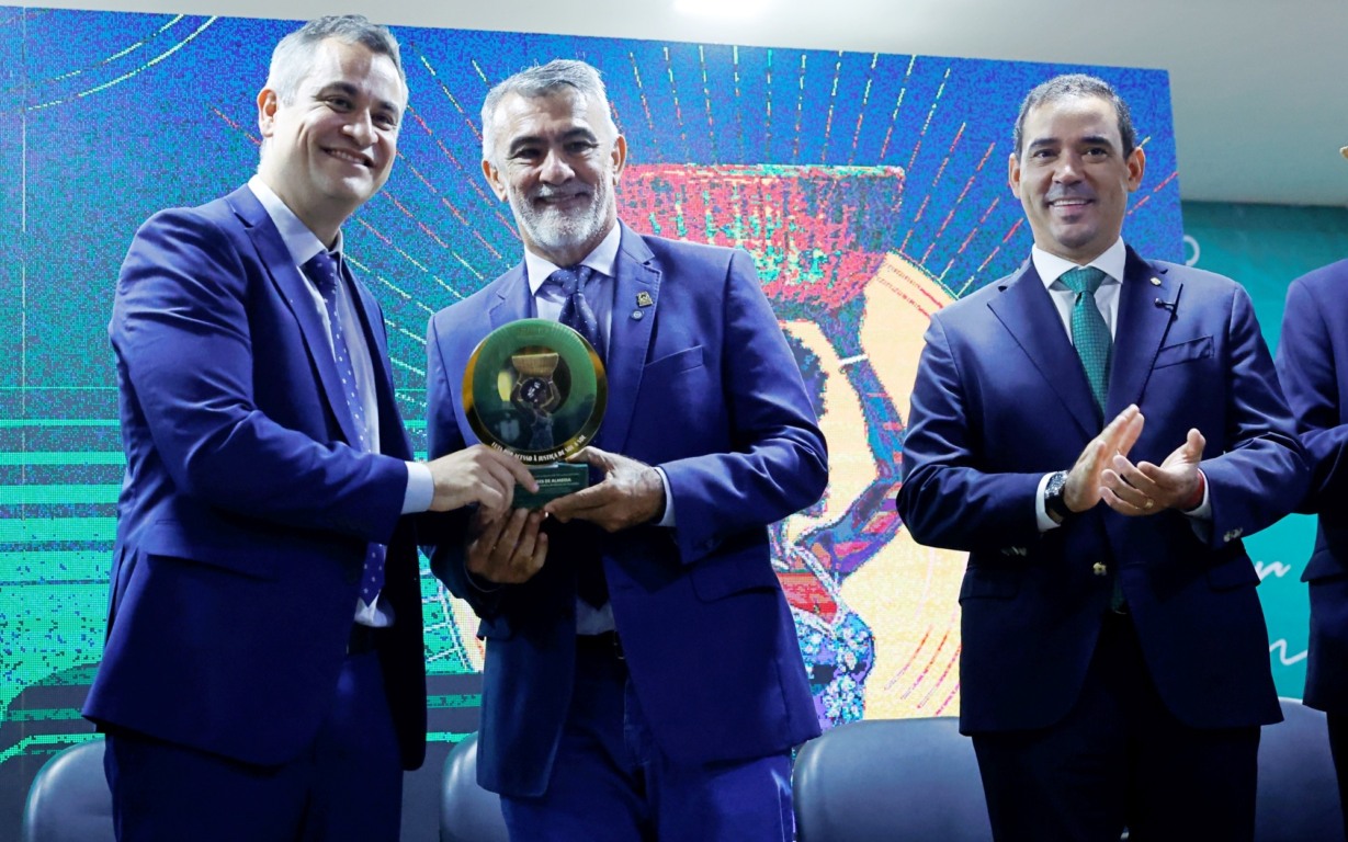 Presidente Amélio Cayres é homenageado por apoio a atuação da Defensoria Pública Presidente Amélio Cayres é homenageado por apoio a atuação da Defensoria Pública