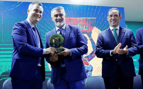 Presidente Amélio Cayres é homenageado por apoio a atuação da Defensoria Pública