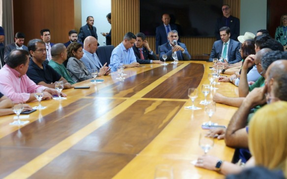 Amélio recebe categorias e Aleto diz que busca consenso jurídico para garantir pagamento de indenizações
