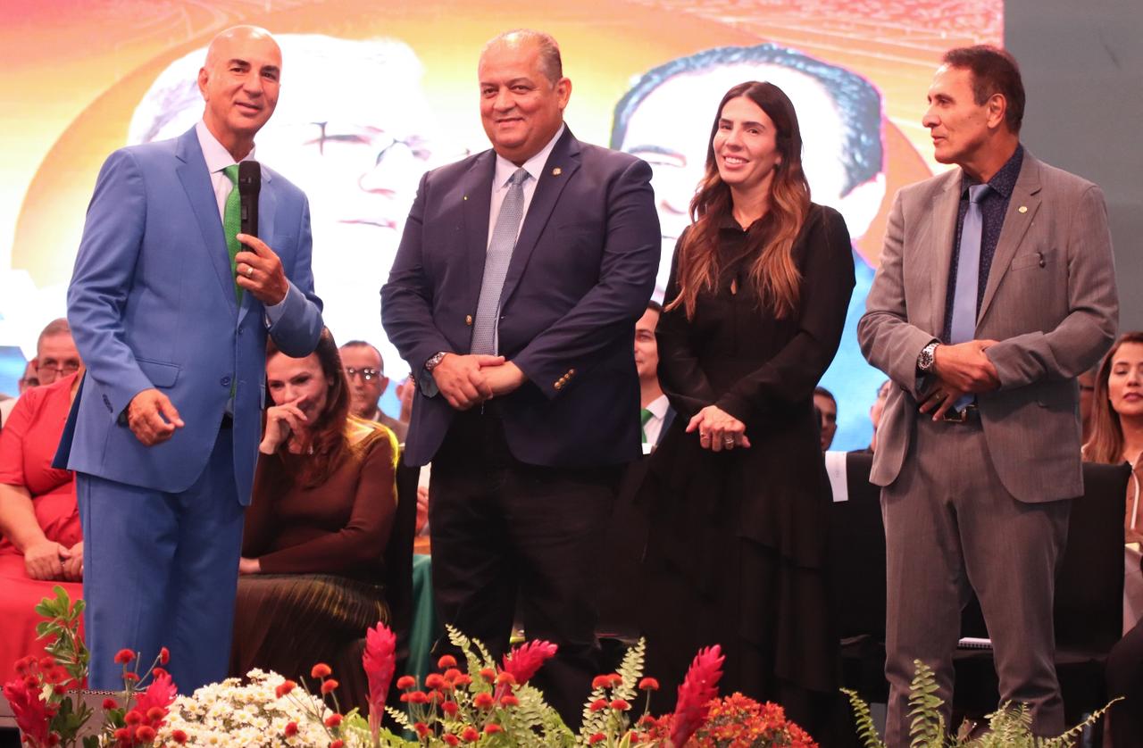 Eduardo Gomes defende valores da fé, da família e leva saudação de Flávio Bolsonaro ao público evangélico em evento da Madureira