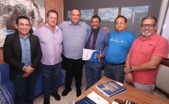 Senador Eduardo Gomes recebe prefeitos, lideranças do setor produtivo e representantes fiscais em agenda de articulação no Tocantins