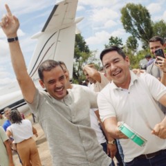 Passagem de Vicentinho Jr pelo Bico tem fanfarra puxada por prefeito e recep&ccedil;&atilde;o de Aquiles; Pr&eacute;-candidato diz que faz pr&eacute;-campanha &ldquo;de casa em casa&rdquo;