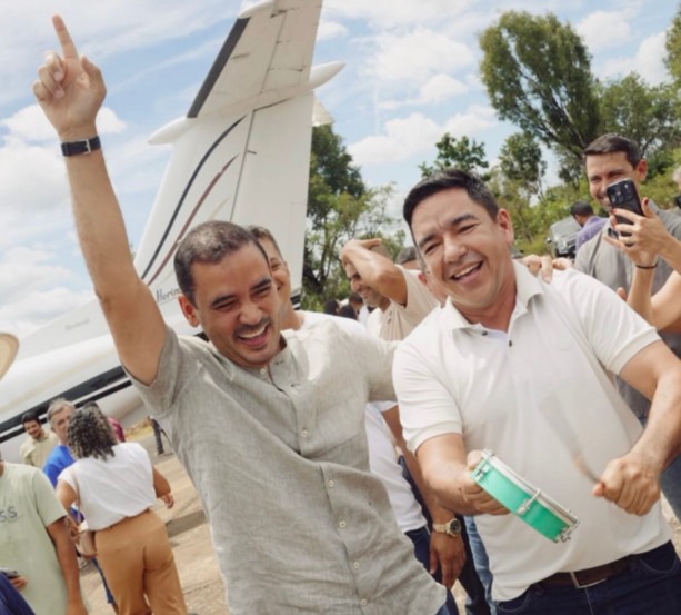 Passagem de Vicentinho Jr pelo Bico tem fanfarra puxada por prefeito e recepção de Aquiles; Pré-candidato diz que faz pré-campanha “de casa em casa”