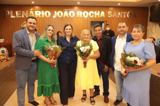 Deputada Claudia durante homenagem às mulheres em Aparecida do Rio Negro