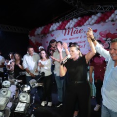 Cl&aacute;udia Lelis amplia for&ccedil;a pol&iacute;tica no Bico ao lado de Wanderlei e Auri durante grande festa das m&atilde;es em Axix&aacute;