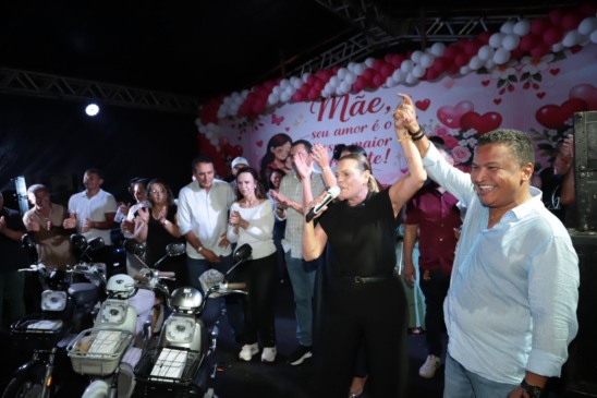 Cláudia Lelis amplia força política no Bico ao lado de Wanderlei e Auri durante grande festa das mães em Axixá