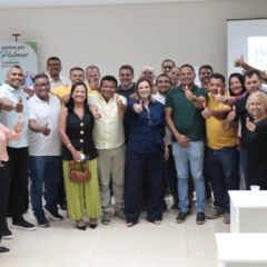 Claudia Lelis e grupo de articuladores pol&iacute;ticos de Palmas durante reuni&atilde;o para tratar das elei&ccedil;&otilde;es na Capital