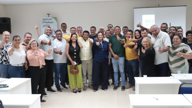 Claudia Lelis e grupo de articuladores políticos de Palmas durante reunião para tratar das eleições na Capital