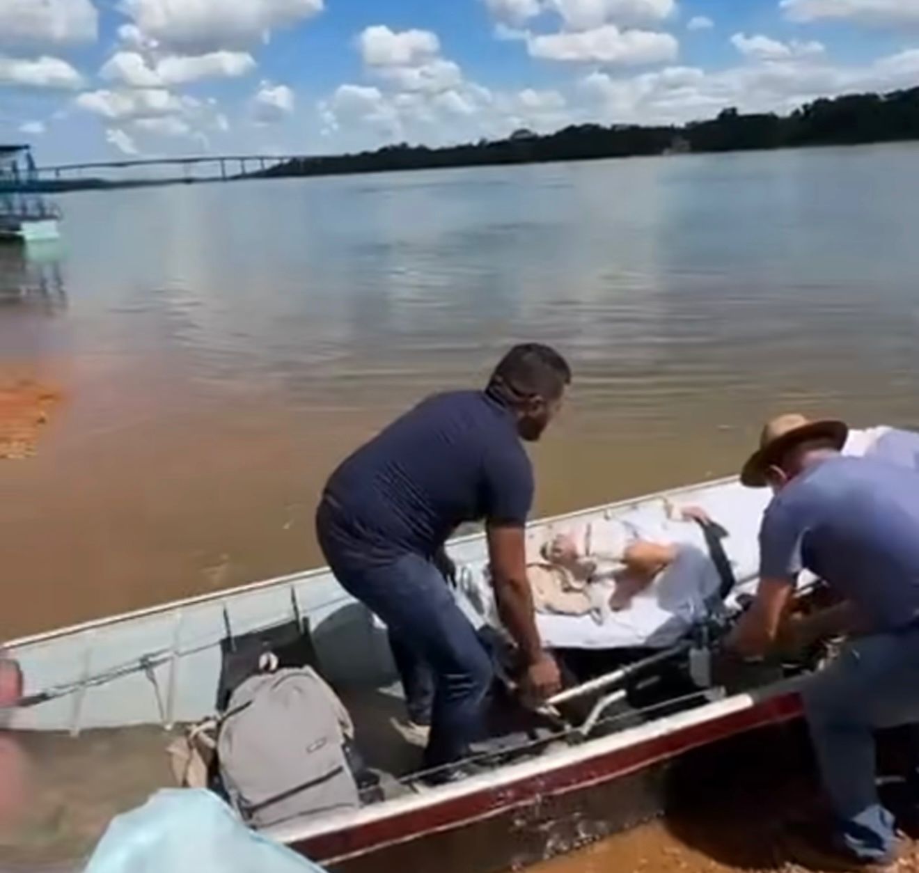 Prefeito teme “caos” após interdição de ponte em Pedro Afonso e quer ação emergencial conjunta; Ponte é liberada para ambulâncias Prefeito teme “caos” após interdição de ponte em Pedro Afonso e quer ação emergencial conjunta; Ponte é liberada para ambulâncias