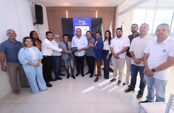 Senador Eduardo Gomes recebe moção de aplausos da Acipa por atuação em prol do empreendedorismo