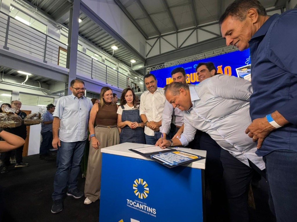 Eduardo Gomes celebra entrega do campus da Unitins em Dianópolis e anuncia R$ 10 milhões, metade vai para centro de pesquisa em mineração Eduardo Gomes celebra entrega do campus da Unitins em Dianópolis e anuncia R$ 10 milhões, metade vai para centro de pesquisa em mineração