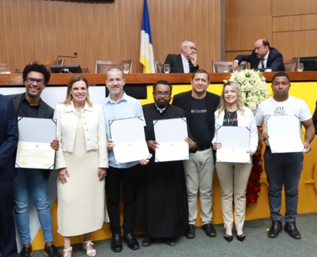Claudia Lelis homenageia religiosos e lideranças católicas durante sessão solene pelos 30 anos da Arquidiocese de Palmas