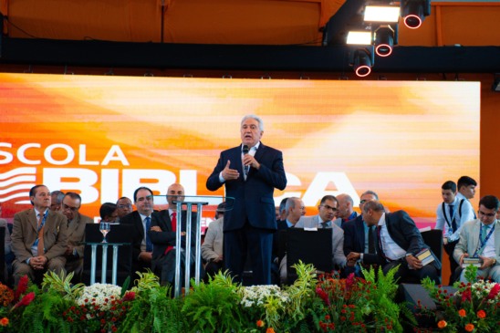 Laurez Moreira participa de encontro evangélico e fala sobre o papel da fé na vida das famílias