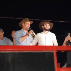 Em cen&aacute;rio de palanque oposto, Vicentinho Jr discursa em Santa Teresa ap&oacute;s cavalgada e a prefeita garante respeito: &ldquo;l&iacute;deres, fiquem em paz&rdquo;