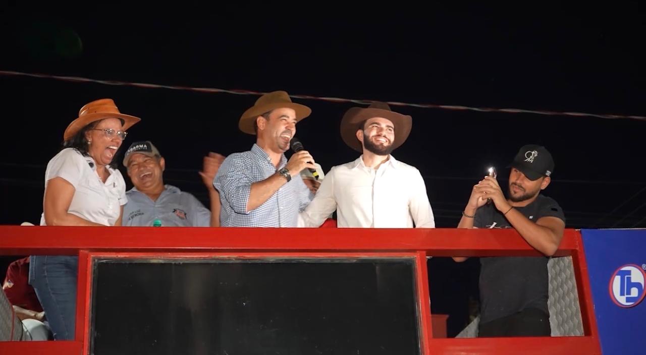 Em cenário de palanque oposto, Vicentinho Jr discursa em Santa Teresa após cavalgada e a prefeita garante respeito: “líderes, fiquem em paz”