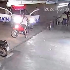O v&iacute;deo mostra o momento em que dois adolescentes em uma motocicleta s&atilde;o acompanhados por uma viatura da Pol&iacute;cia Militar - Foto: Reprodu&ccedil;&atilde;o 