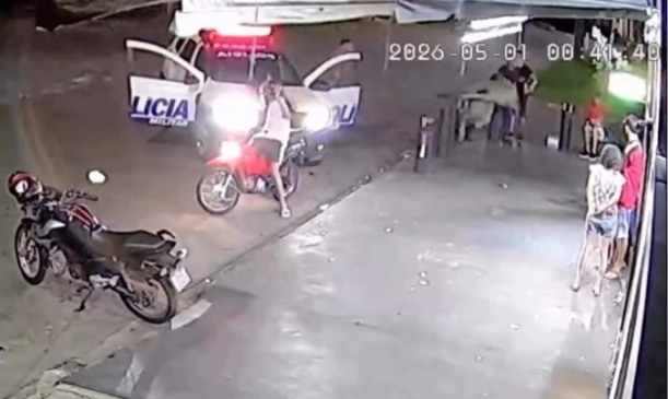 O vídeo mostra o momento em que dois adolescentes em uma motocicleta são acompanhados por uma viatura da Polícia Militar - Foto: Reprodução 