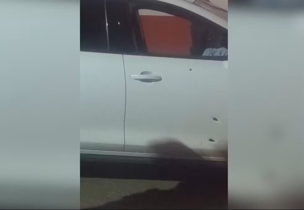 Carro foi atingido por disparos em Lajeado — Foto: Lajeado Mil Grau/Reprodução Carro foi atingido por disparos em Lajeado — Foto: Lajeado Mil Grau/Reprodução