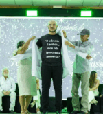 &ldquo;O c&acirc;ncer tentou, mas n&atilde;o levou este momento&rdquo;: estudante de medicina emociona ao dividir cerim&ocirc;nia do jaleco com os pais no TO; V&Iacute;DEO