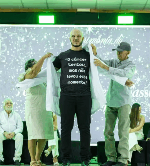 “O câncer tentou, mas não levou este momento”: estudante de medicina emociona ao dividir cerimônia do jaleco com os pais no TO; VÍDEO