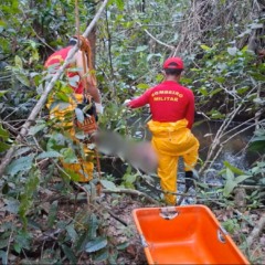 Corpo foi resgatado em local de dif&iacute;cil acesso ap&oacute;s ser visto por moradores &mdash; Foto: Divulga&ccedil;&atilde;o/CBM