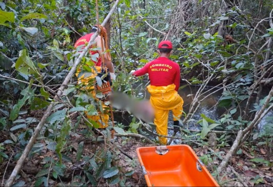 Corpo foi resgatado em local de difícil acesso após ser visto por moradores — Foto: Divulgação/CBM