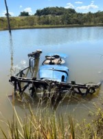 M&aacute;quina agr&iacute;cola tombou dentro de reservat&oacute;rio em propriedade rural no sudeste do Tocantins &mdash; Foto: Divulga&ccedil;&atilde;o/CBM