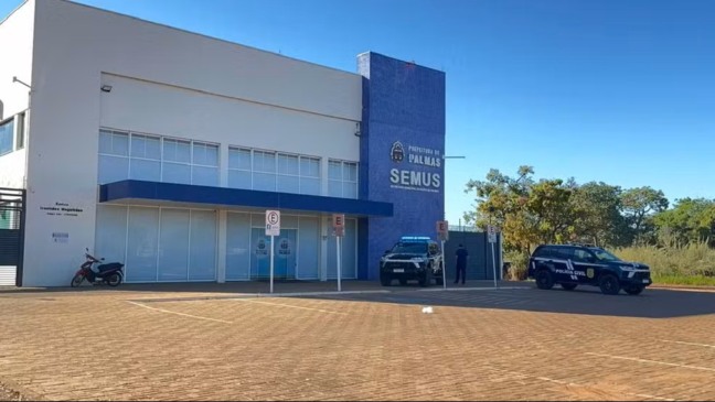 Polícia Civil cumpriu mandados na sede da Secretaria Municipal da Saúde de Palmas — Foto: Mateus Dias/TV Anhanguera