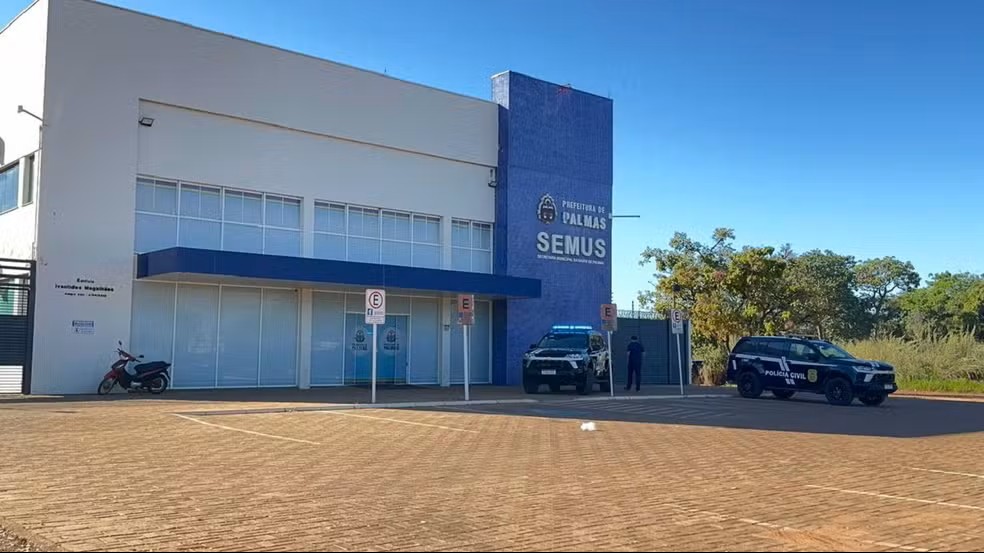 Polícia Civil cumpriu mandados na sede da Secretaria Municipal da Saúde de Palmas — Foto: Mateus Dias/TV Anhanguera Polícia Civil cumpriu mandados na sede da Secretaria Municipal da Saúde de Palmas — Foto: Mateus Dias/TV Anhanguera