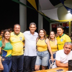 Ex-t&eacute;cnico da Sele&ccedil;&atilde;o, Luxemburgo assiste jogo junto com moradores no Bico e analisa estreia do Brasil