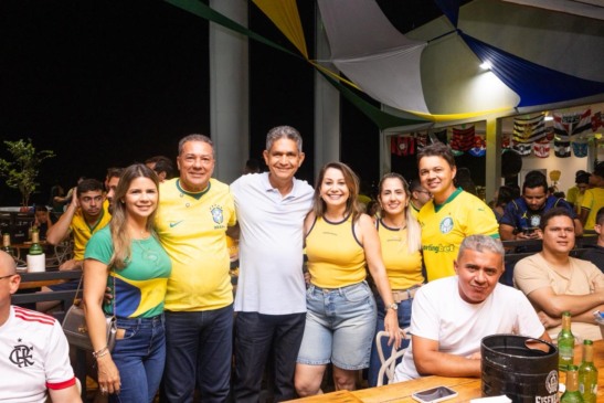 Ex-técnico da Seleção, Luxemburgo assiste jogo junto com moradores no Bico e analisa estreia do Brasil