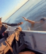 Pescadores mudam rota por causa do vento e salvam dois homens de afogamento no Lago de Palmas; V&Iacute;DEO