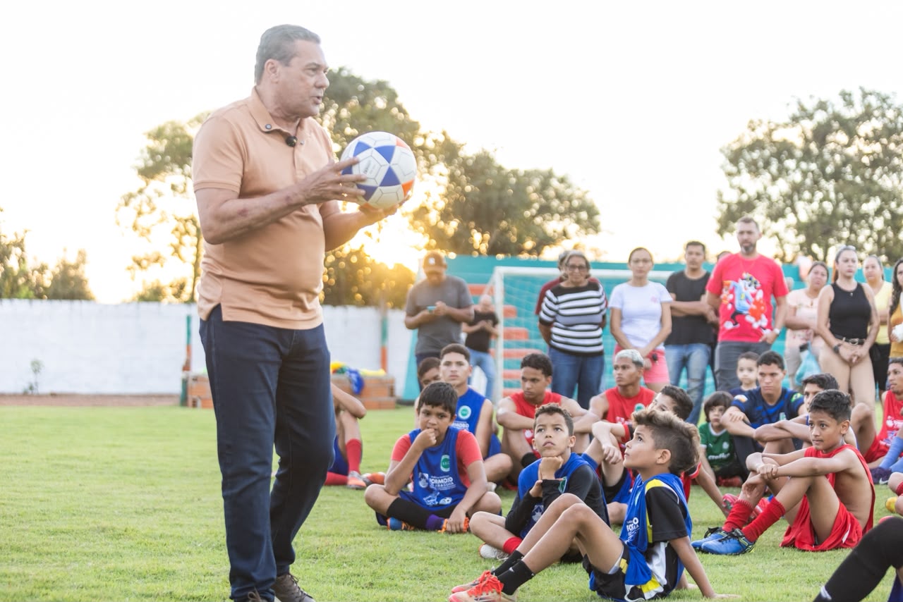 Na estreia do Brasil na Copa, Luxemburgo acompanha jogo com a população de Tocantinópolis