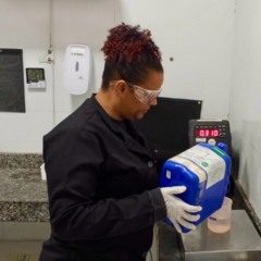 Do laborat&oacute;rio do SENAI &agrave; ind&uacute;stria de cosm&eacute;ticos: ex-aluna assume responsabilidade t&eacute;cnica e constr&oacute;i carreira na &aacute;rea de Qu&iacute;mica
