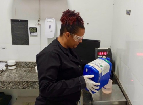 Do laboratório do SENAI à indústria de cosméticos: ex-aluna assume responsabilidade técnica e constrói carreira na área de Química