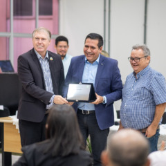 O deputado ainda recebeu um t&iacute;tulo de agradecimento da UFNT e destacou sua trajet&oacute;ria acad&ecirc;mica como base de sua atua&ccedil;&atilde;o p&uacute;blica - Foto: Glauber de Oliveira