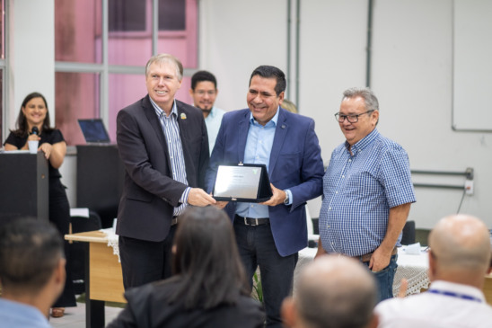O deputado ainda recebeu um título de agradecimento da UFNT e destacou sua trajetória acadêmica como base de sua atuação pública - Foto: Glauber de Oliveira