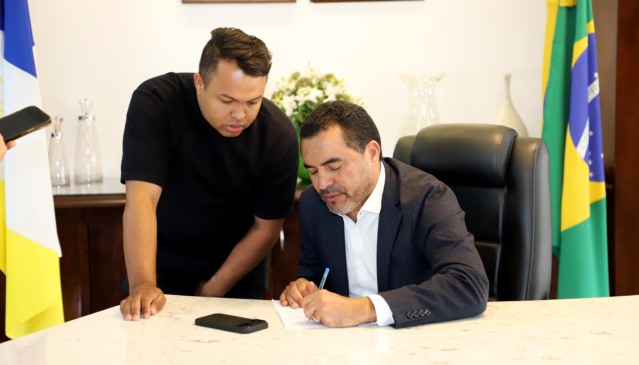  Governador Wanderlei Barbosa assinou a minuta de decreto que regulamenta a Política Estadual de Incentivo ao Serviço de Radiodifusão Comunitária - Foto:Esequias Araújo/ Governo do Tocantins