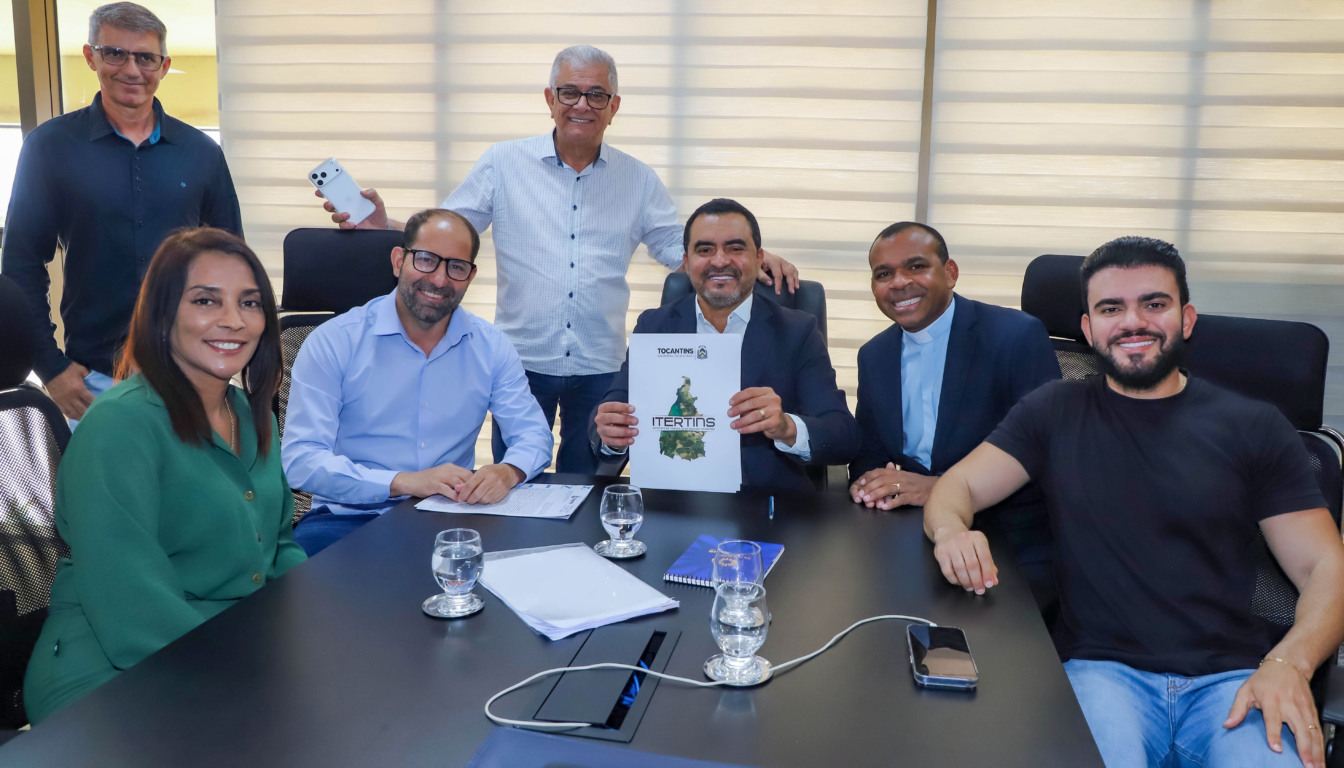 Governador Wanderlei Barbosa entrega o título de domínio de 27 hectares do povoado Sucupira, em Dianópolis, ao lado do deputado estadual Léo Barbosa, do presidente do Itertins, Edimar Ferreira da Silva, da vereadora Edna Gomes, do padre Eldinei da Silva Carneiro e de representantes da comunidade e da romaria - Foto: Antonio Gonçalves/Governo do Tocantins Governador Wanderlei Barbosa entrega o título de domínio de 27 hectares do povoado Sucupira, em Dianópolis, ao lado do deputado estadual Léo Barbosa, do presidente do Itertins, Edimar Ferreira da Silva, da vereadora Edna Gomes, do padre Eldinei da Silva Carneiro e de representantes da comunidade e da romaria - Foto: Antonio Gonçalves/Governo do Tocantins