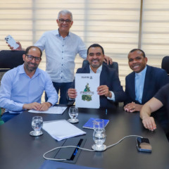 Governador Wanderlei Barbosa entrega o t&iacute;tulo de dom&iacute;nio de 27 hectares do povoado Sucupira, em Dian&oacute;polis, ao lado do deputado estadual L&eacute;o Barbosa, do presidente do Itertins, Edimar Ferreira da Silva, da vereadora Edna Gomes, do padre Eldinei da Silva Carneiro e de representantes da comunidade e da romaria - Foto: Antonio Gon&ccedil;alves/Governo do Tocantins