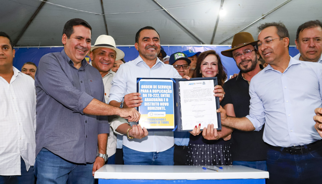  Governador Wanderlei Barbosa ao lado do prefeito Wagner Rodrigues; da senadora Dorinha; e do presidente da Ageto, Túlio Labre, autorizou o início das obras de duplicação da TO-222, importante corredor de mobilidade e desenvolvimento para Araguaína e região - Crédito: Ademir dos Anjos/Governo do Tocantins