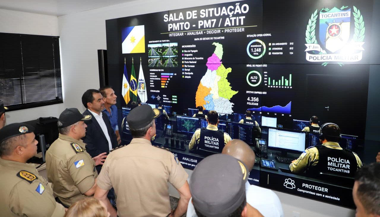 Governador Wanderlei Barbosa entrega equipamentos e inaugura Sala de Situação da Polícia Militar com investimento de R$ 23,6 milhões para fortalecer a segurança pública do estado - Foto: Aldemar Ribeiro/Governo do Tocantins e Fagner Rodrigues/Governo do Tocantins Governador Wanderlei Barbosa entrega equipamentos e inaugura Sala de Situação da Polícia Militar com investimento de R$ 23,6 milhões para fortalecer a segurança pública do estado - Foto: Aldemar Ribeiro/Governo do Tocantins e Fagner Rodrigues/Governo do Tocantins