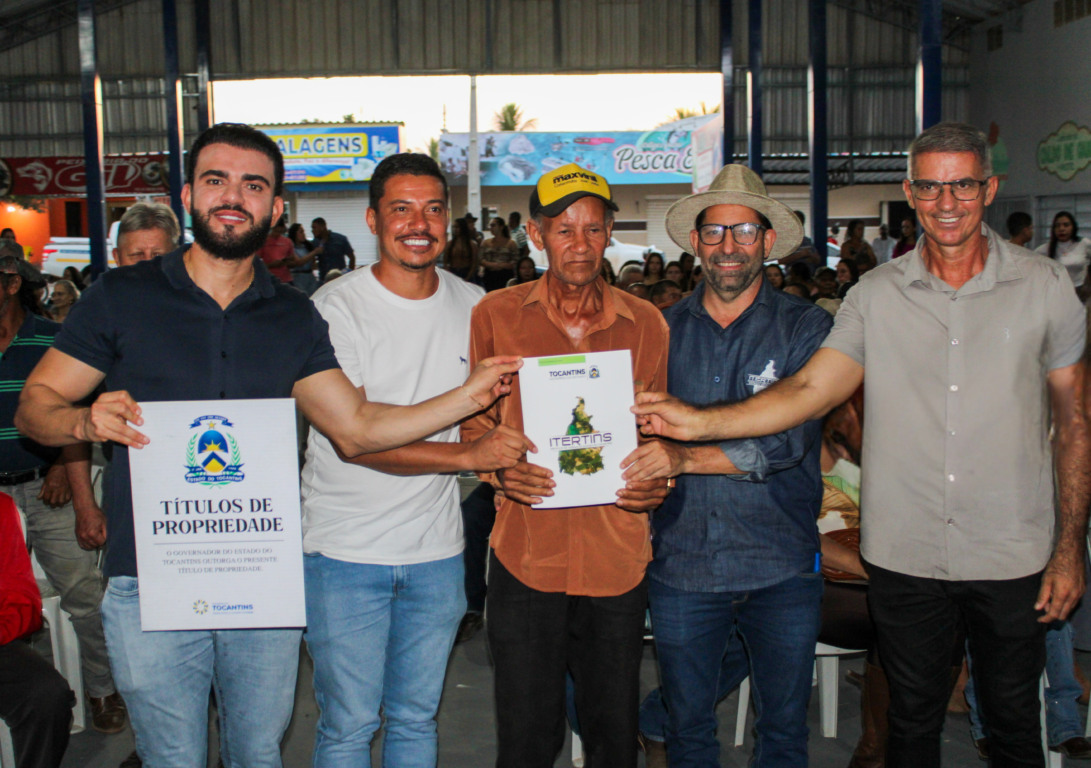 Primeira entrega de títulos no município de Combinado garantiu segurança jurídica para 57 famílias que moram e produzem na zona rural da cidade - Foto: Uendel Souza/Governo do Tocantins. Primeira entrega de títulos no município de Combinado garantiu segurança jurídica para 57 famílias que moram e produzem na zona rural da cidade - Foto: Uendel Souza/Governo do Tocantins.