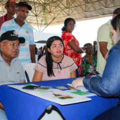 Os beneficiados esclareceram suas d&uacute;vidas sobre a emiss&atilde;o do Certificado de Cadastro de Im&oacute;vel Rural (CCIR) e o registro do t&iacute;tulo em cart&oacute;rio - Foto: Uendel Souza/Governo do Tocantins.