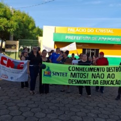 Com faixas e carro de som, educadores protestam em cidade do Tocantins