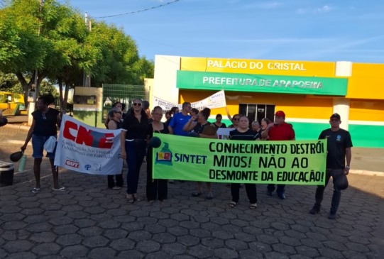 Com faixas e carro de som, educadores protestam em cidade do Tocantins