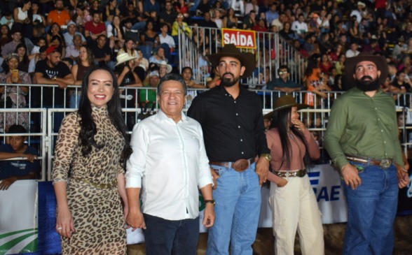 Osires Damaso prestigia abertura do rodeio da 29ª ExpoBrasil e celebra noite especial ao lado da família e da comunidade