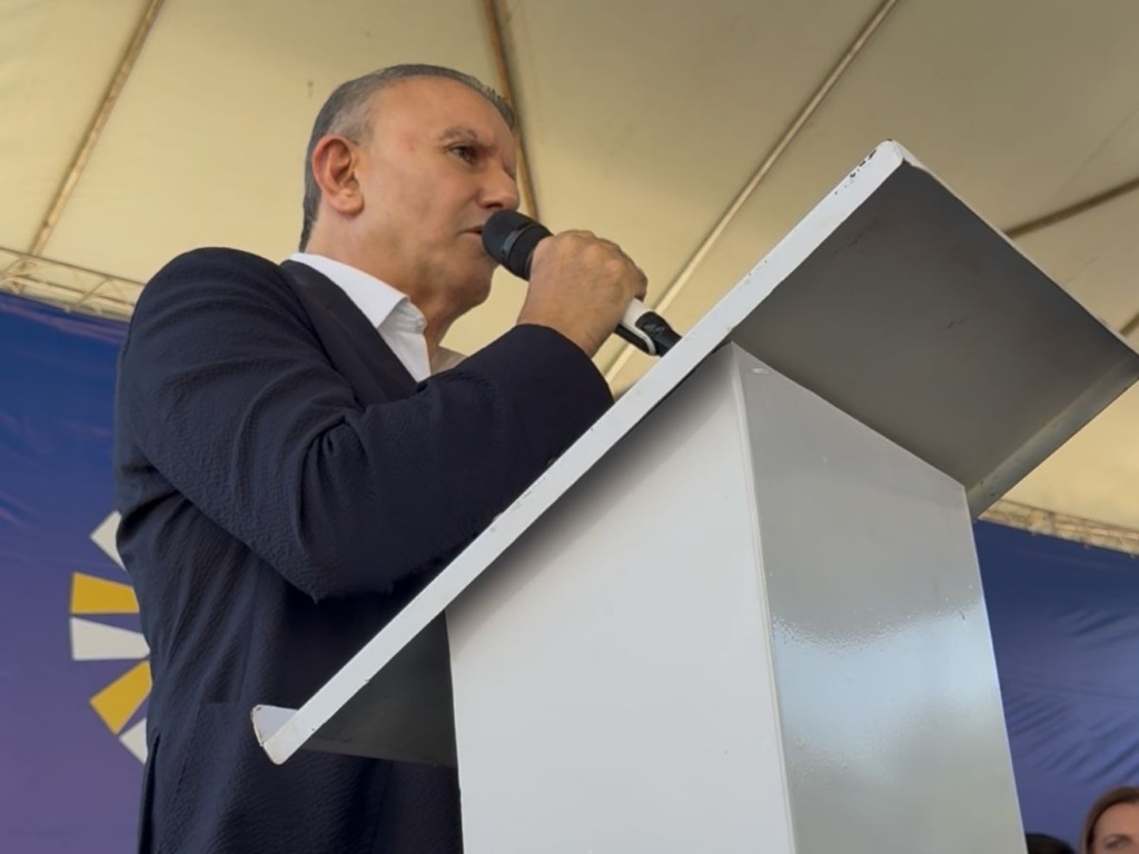 Em entrega de apartamentos, Eduardo Siqueira acena a Janad sobre caminhada a federal: “Vossa Excelência terá um honroso mandato para exercer” Em entrega de apartamentos, Eduardo Siqueira acena a Janad sobre caminhada a federal: “Vossa Excelência terá um honroso mandato para exercer”