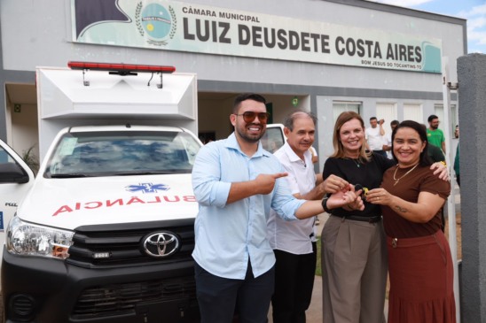 Ao lado do prefeito de Bom Jesus, Deputada Claudia entrega ambulância para população