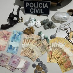  Arma de fogo, dinheiro e drogas apreendidas pela Pol&iacute;cia Civil durante a&ccedil;&atilde;o em Miracema - Foto: DICOM SSP TO 